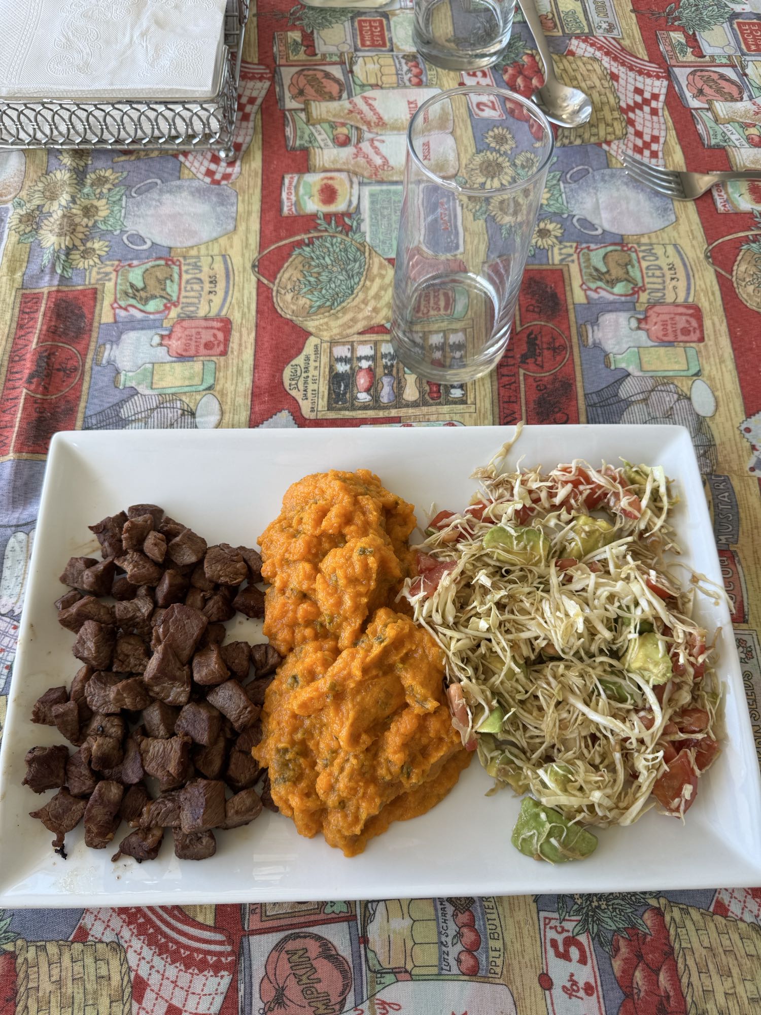 Carne magra, puré de calabaza y ensalada