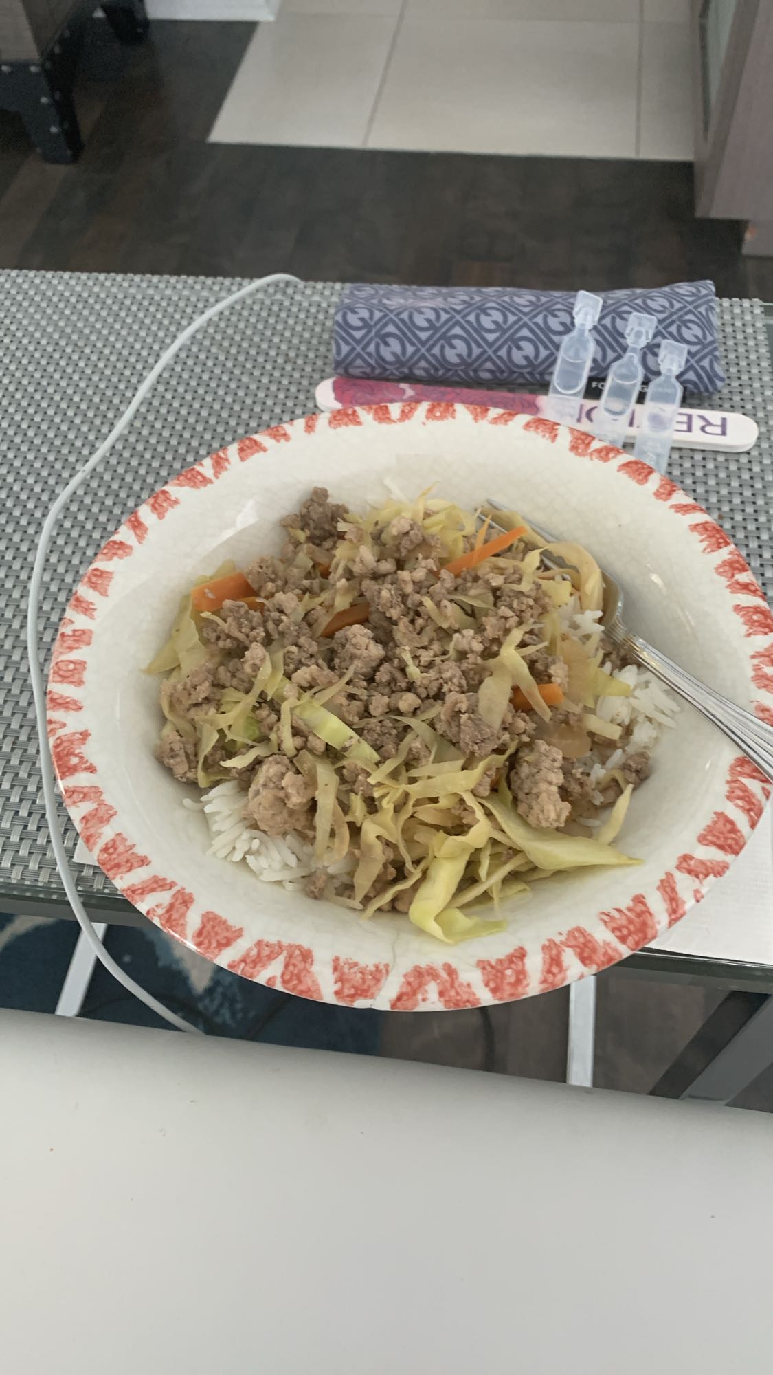 Riz, boeuf haché et légumes