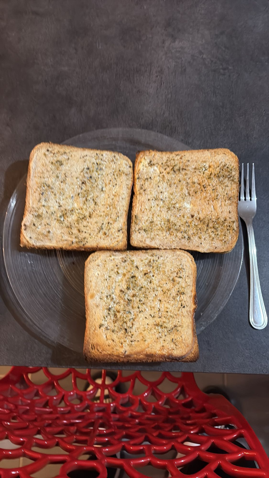 Tartines à l'ail et herbes