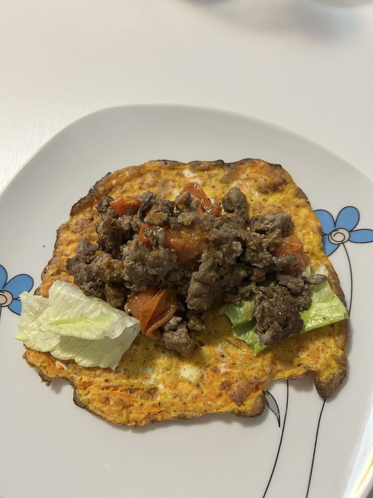 Torta casera de zanahoria y huevo con carne picada y verduras