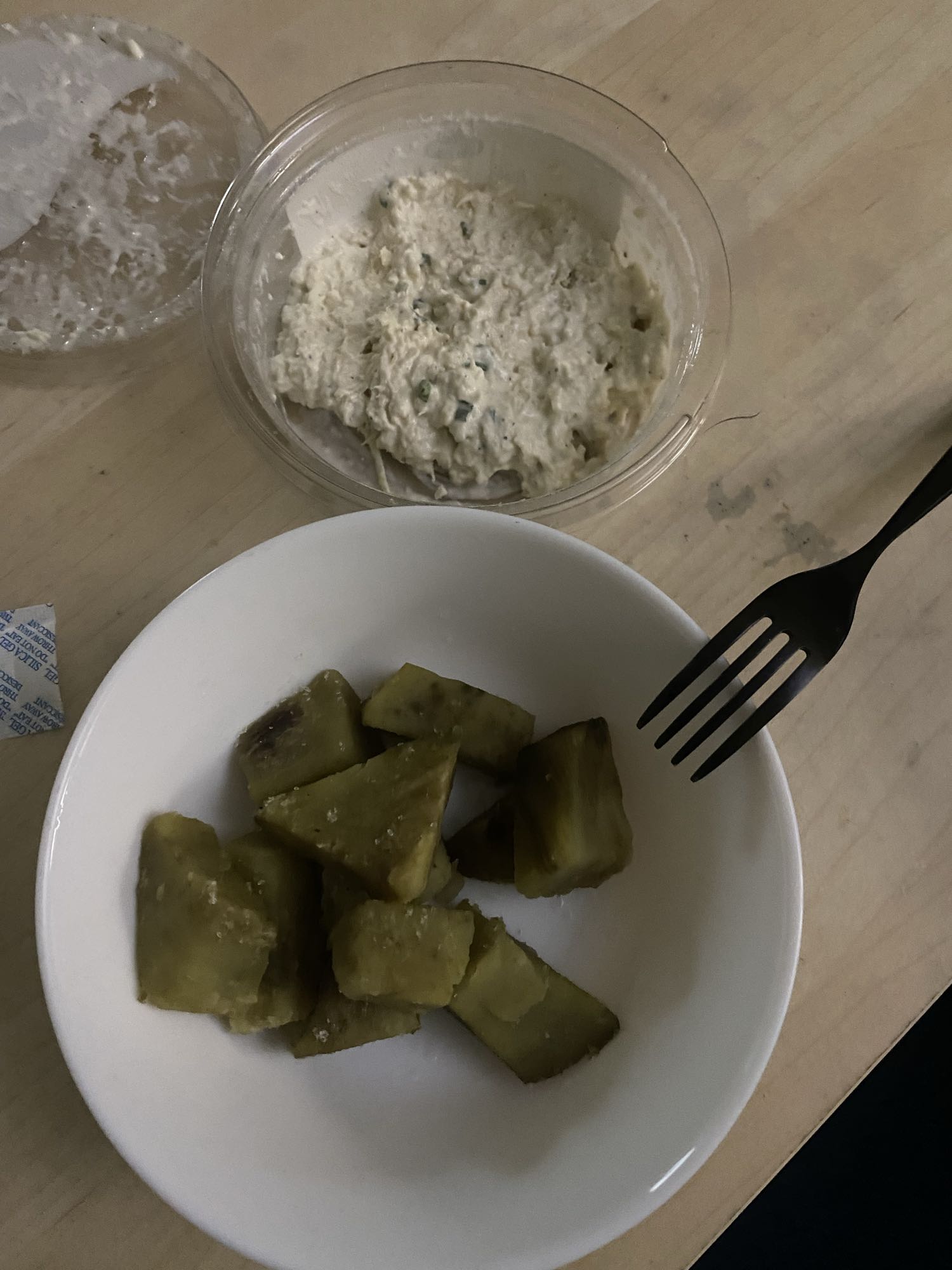 Batata y ensalada de pollo