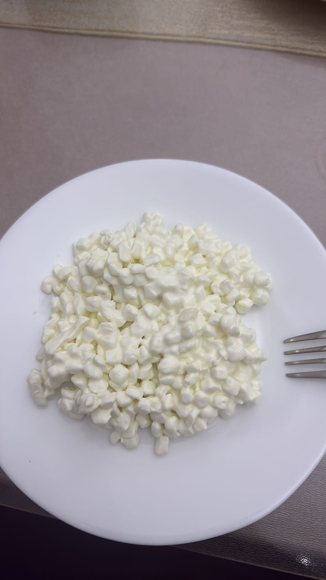 творог на тарелке