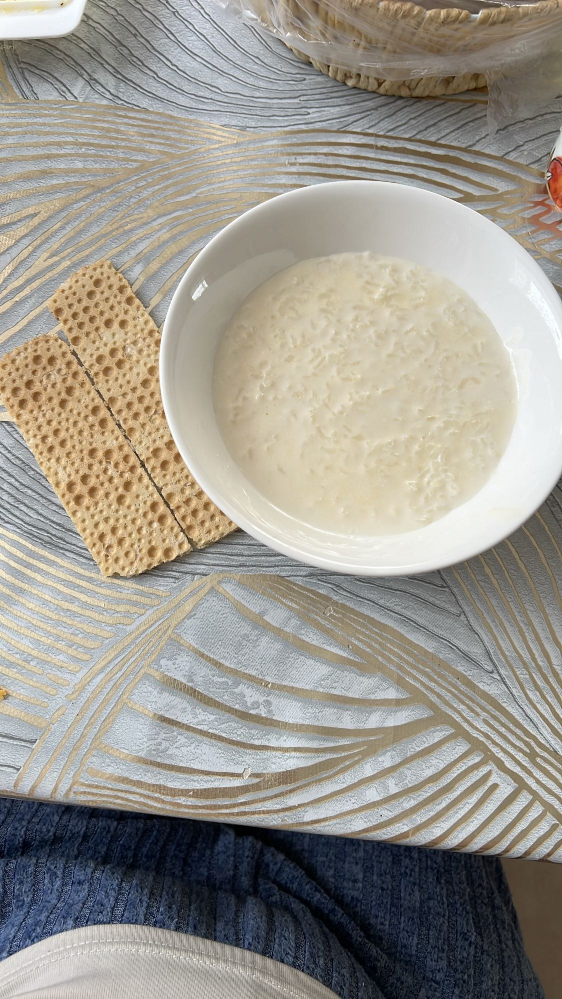 молочная рисовая каша с хлебцами