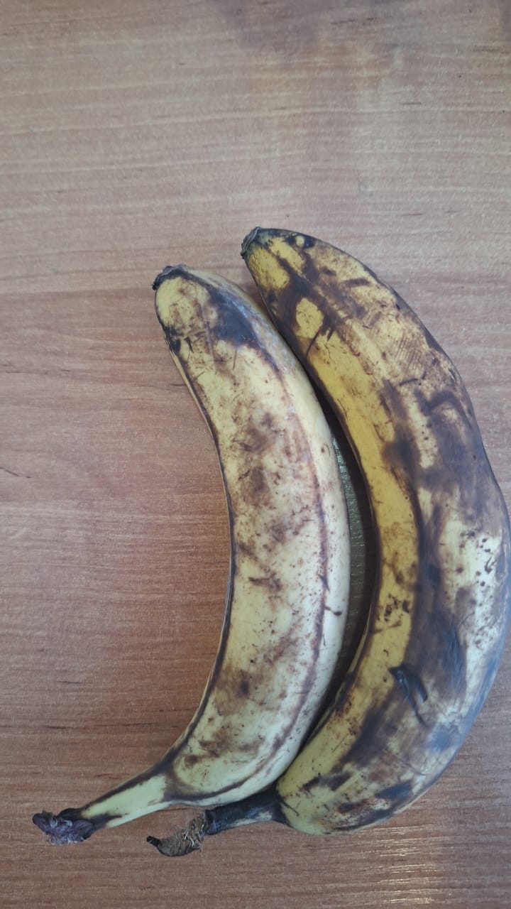 Два спелых банана