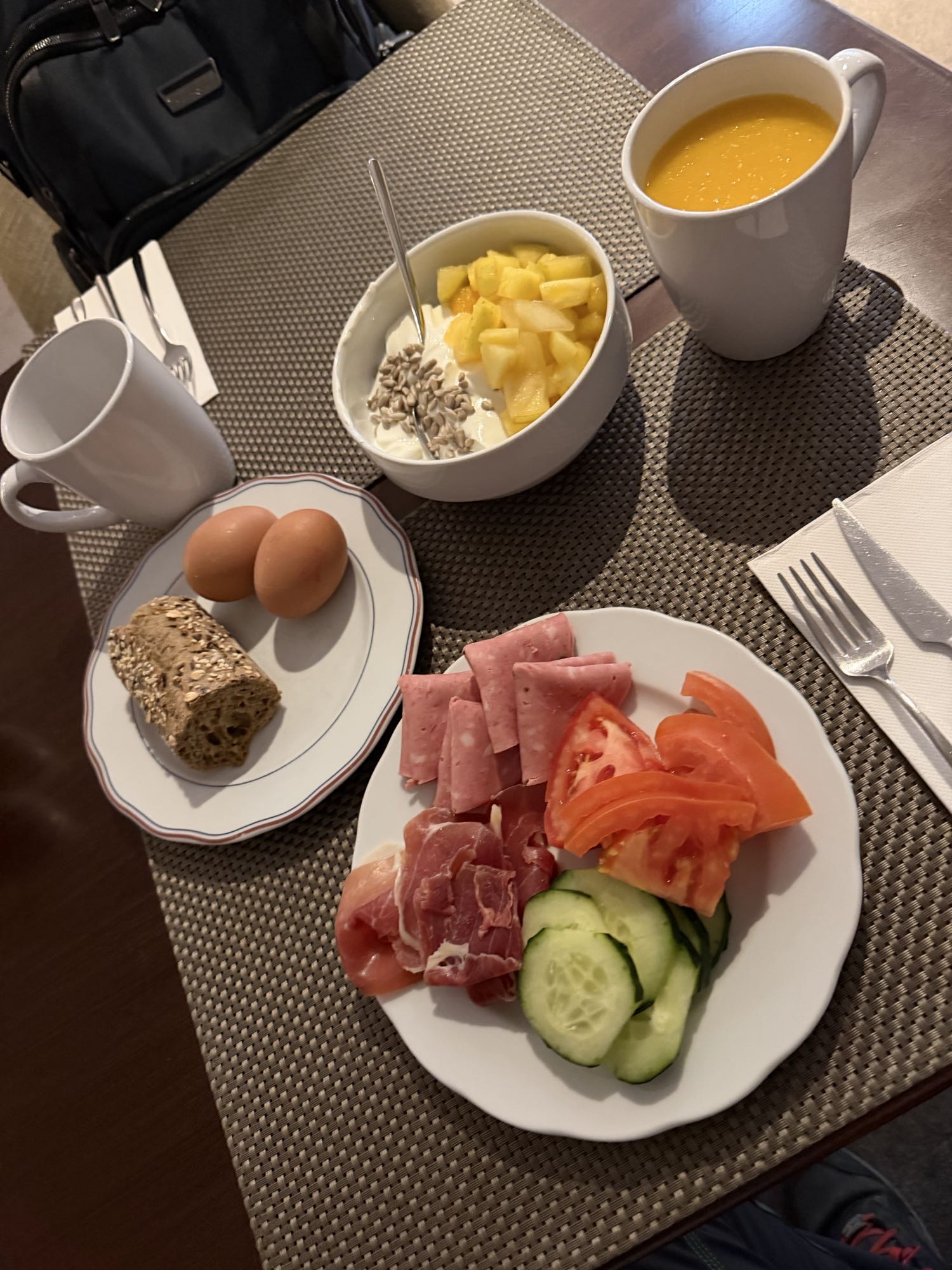 Kahvaltı tabağı ve yoğurt