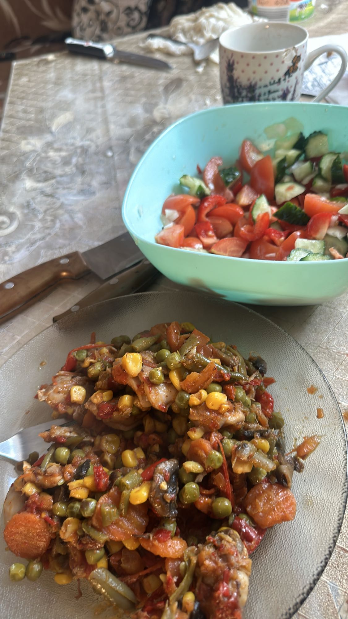 Legume cu carne și salată