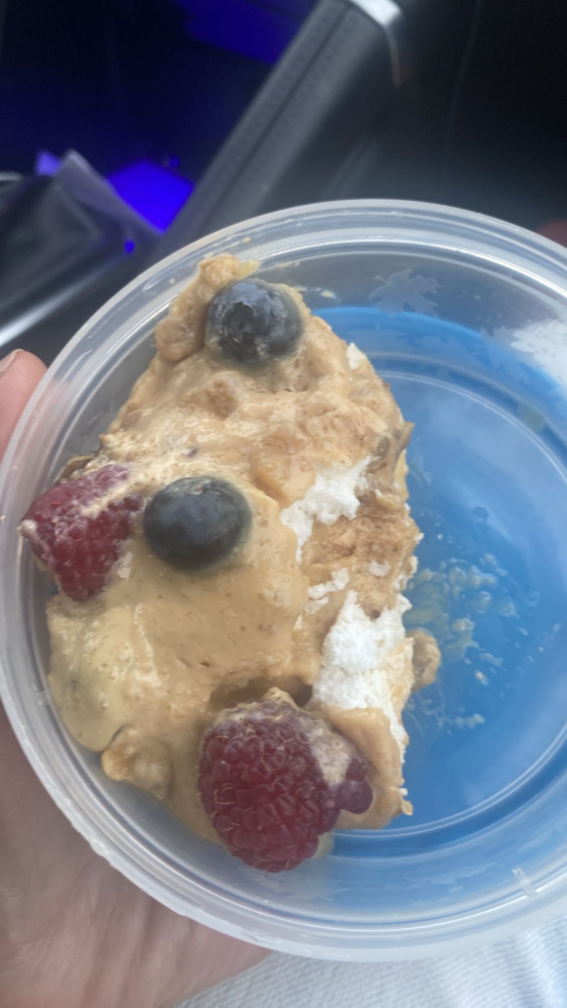 Twarożek z owocami i masłem orzechowym