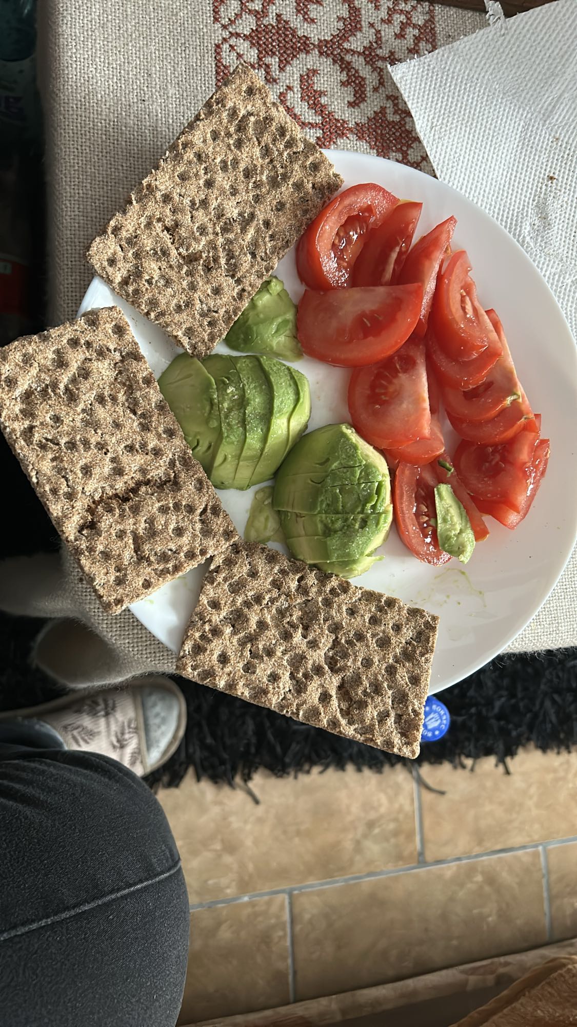 Crackers cu avocado și roșii