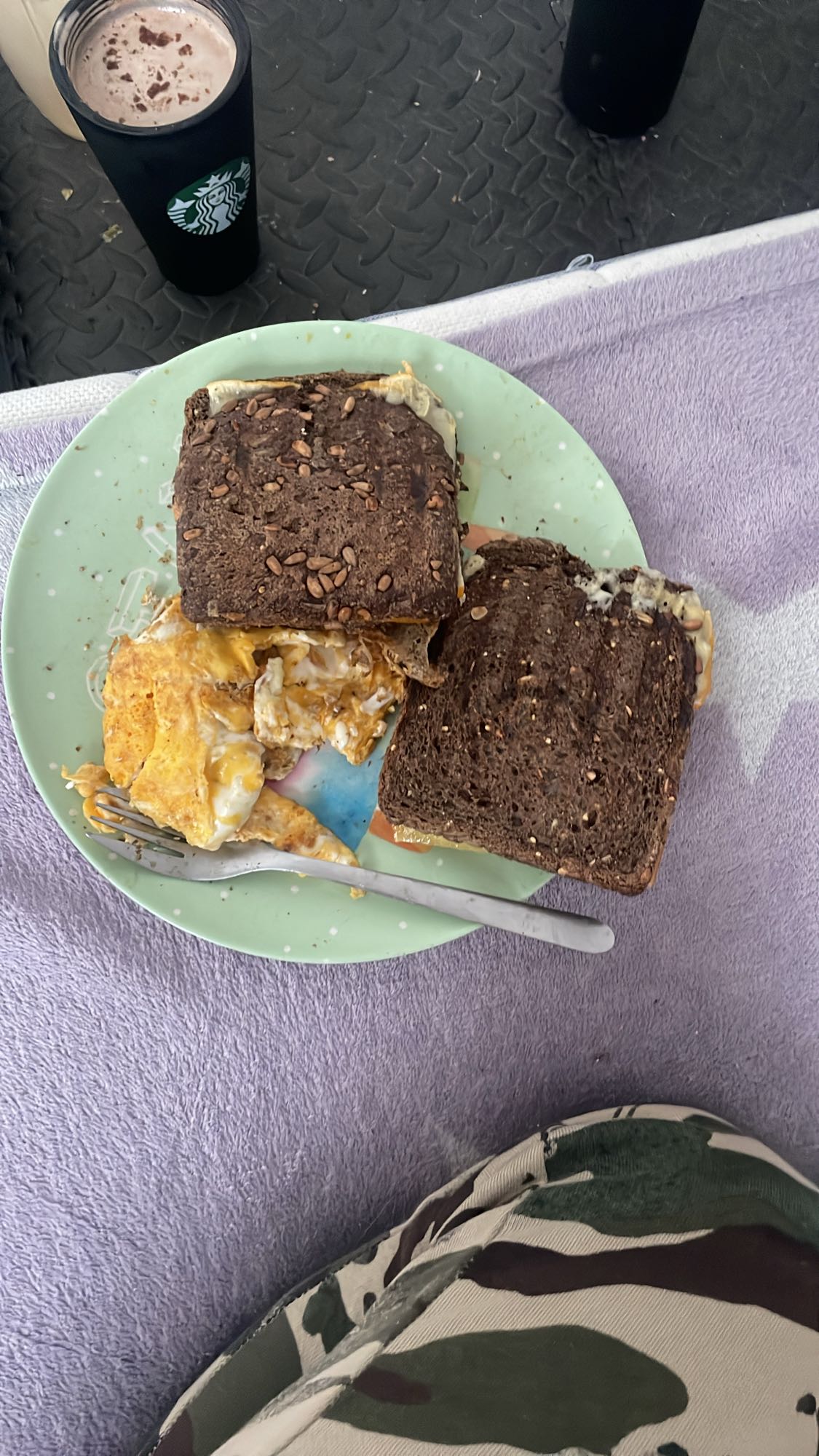 Kanapki z jajkiem i kakao