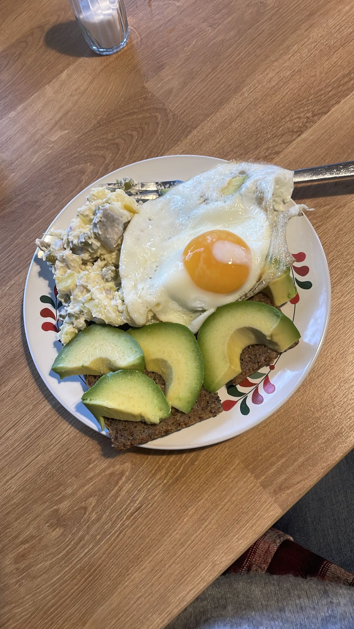Jajko z sałatką i awokado