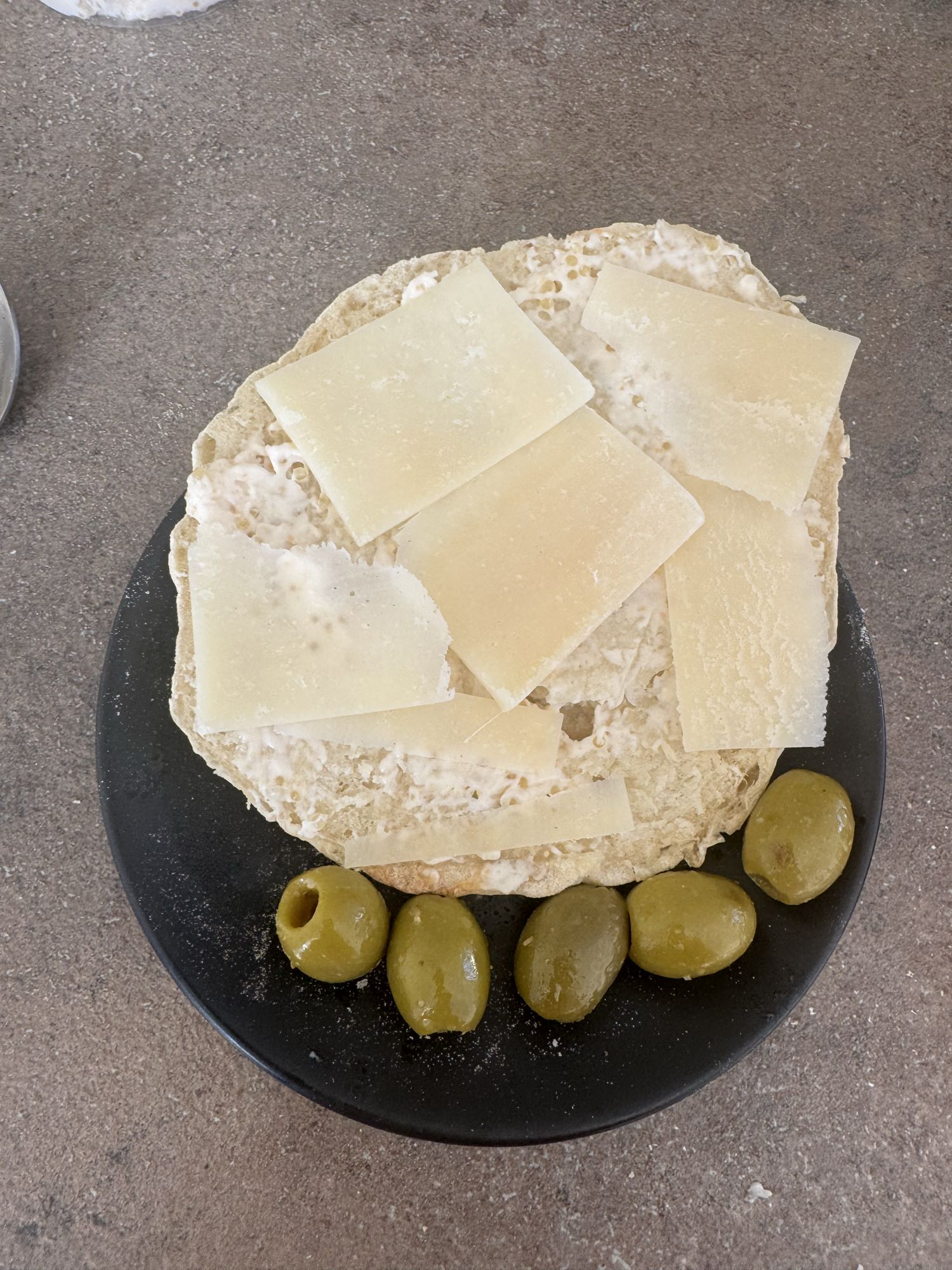 Pâine cu brânză și măsline