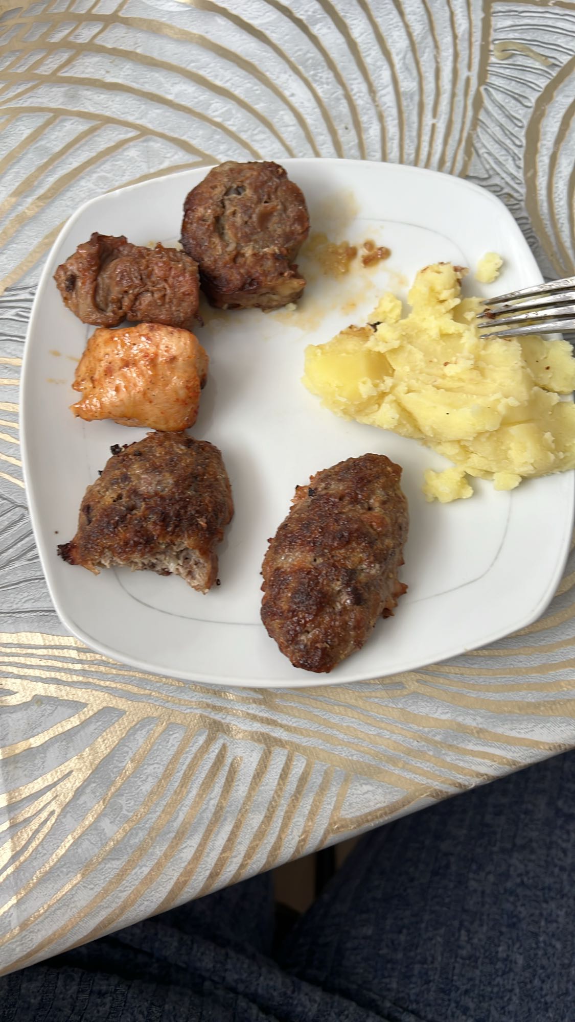 мясо с картофельным пюре