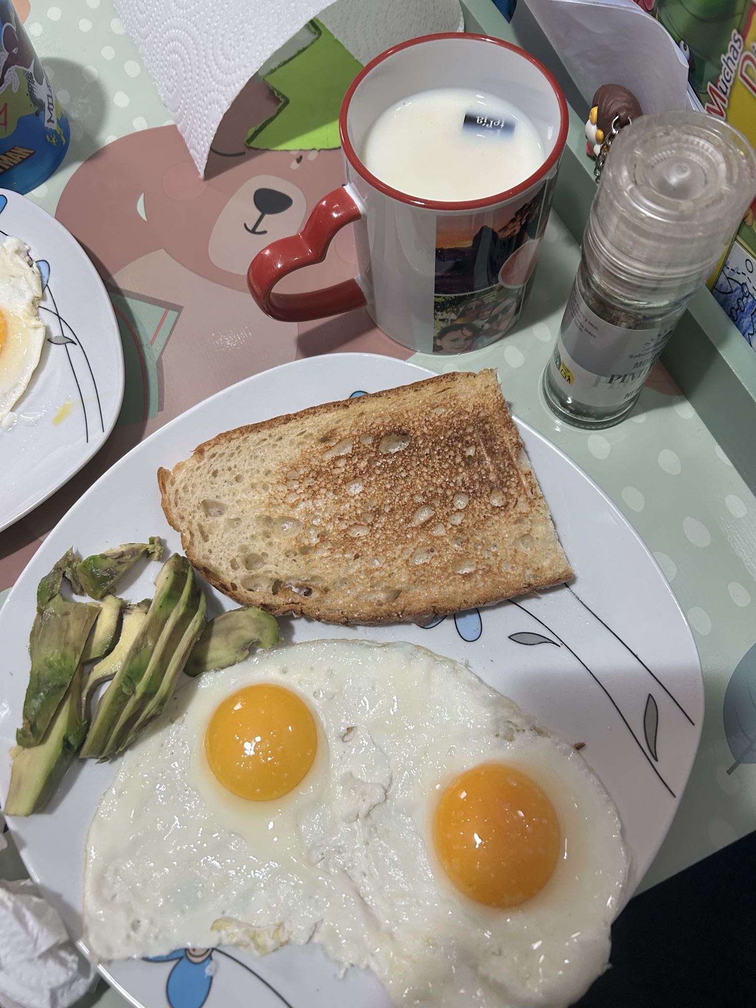 Desayuno con huevos y leche desnatada