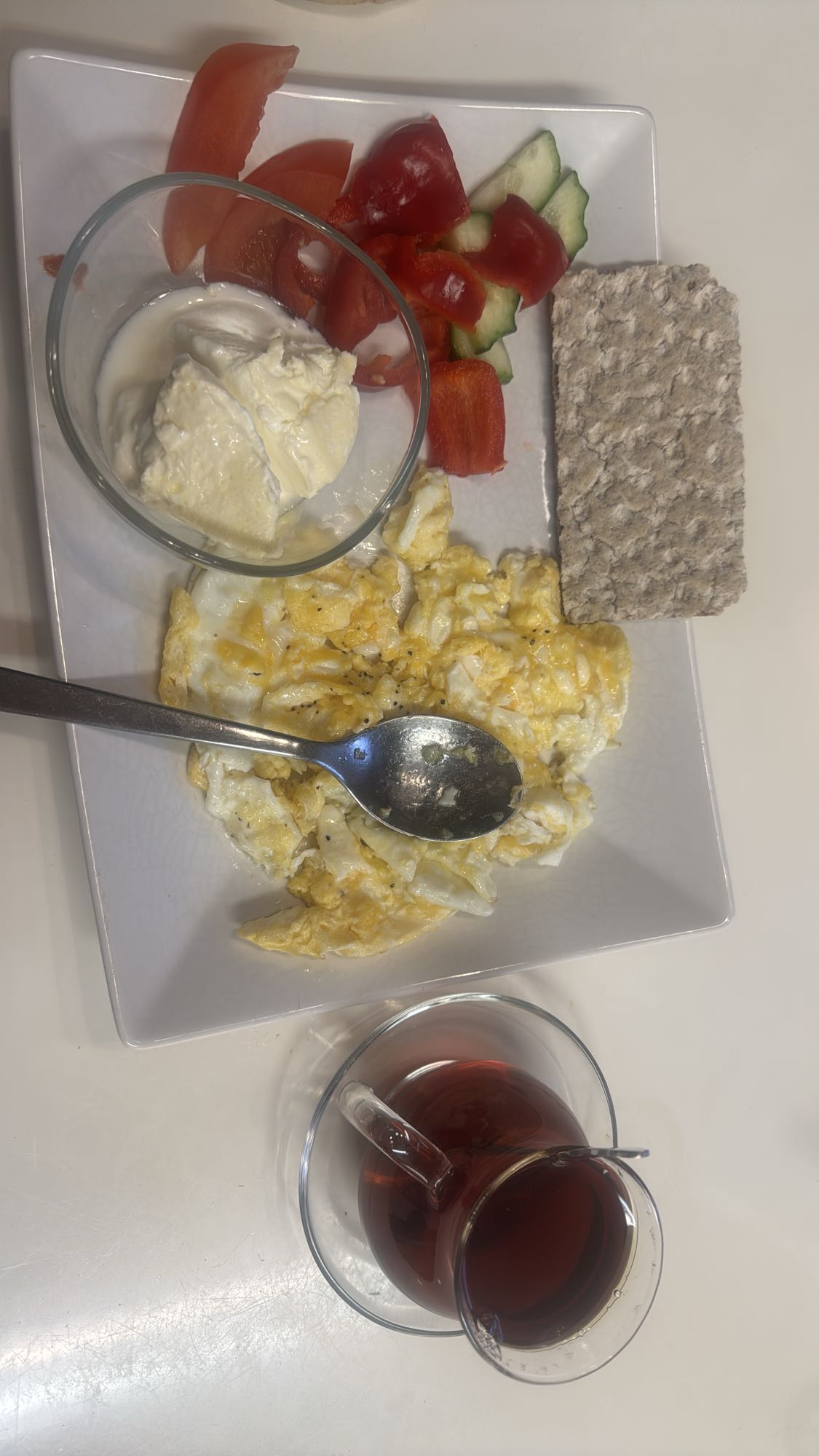 Frukost med ägg och grönsaker