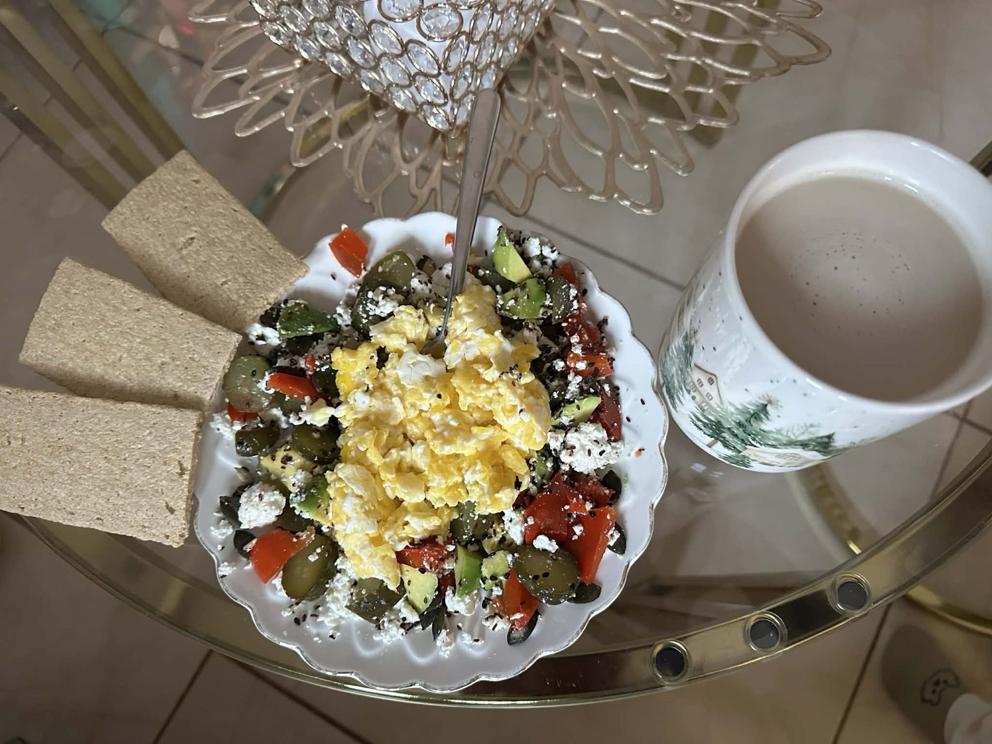 Jajecznica z warzywami i kawą