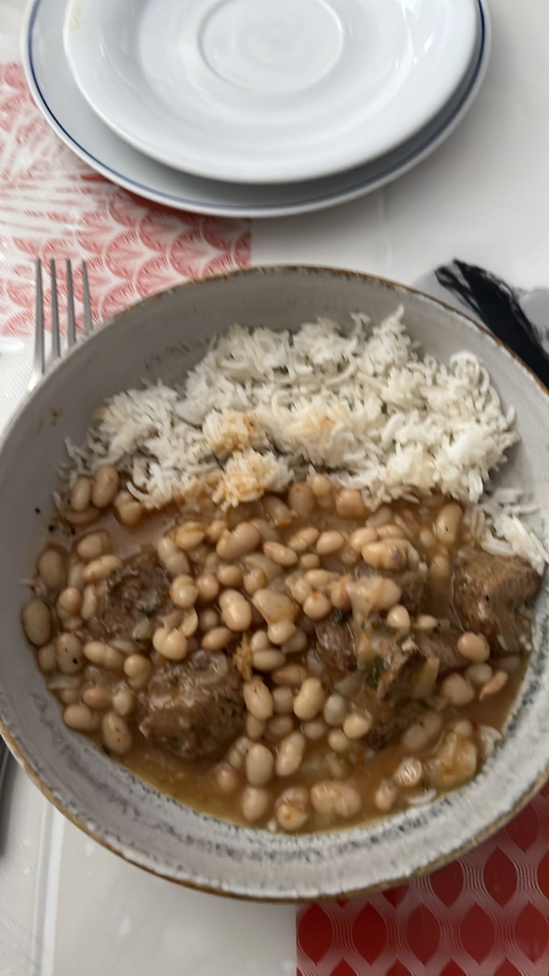 Haricots blancs, riz et viande