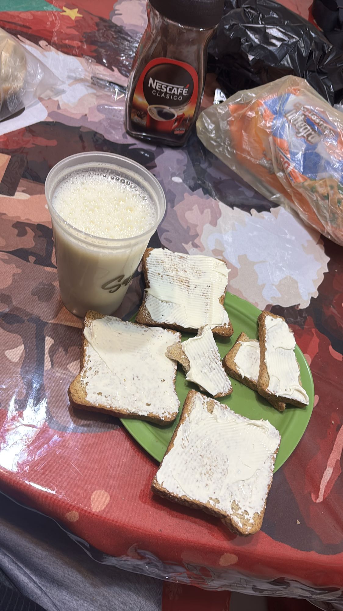 Pan tostado con café y leche