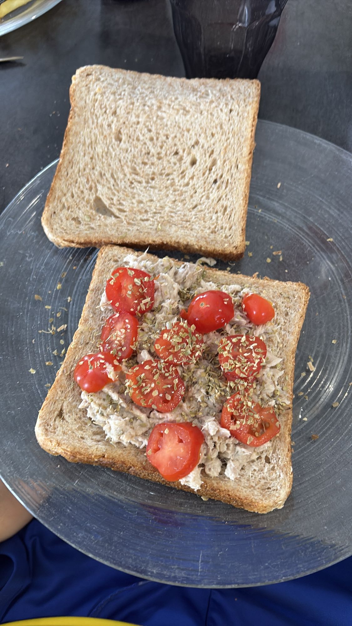 Sandwich au thon et tomates