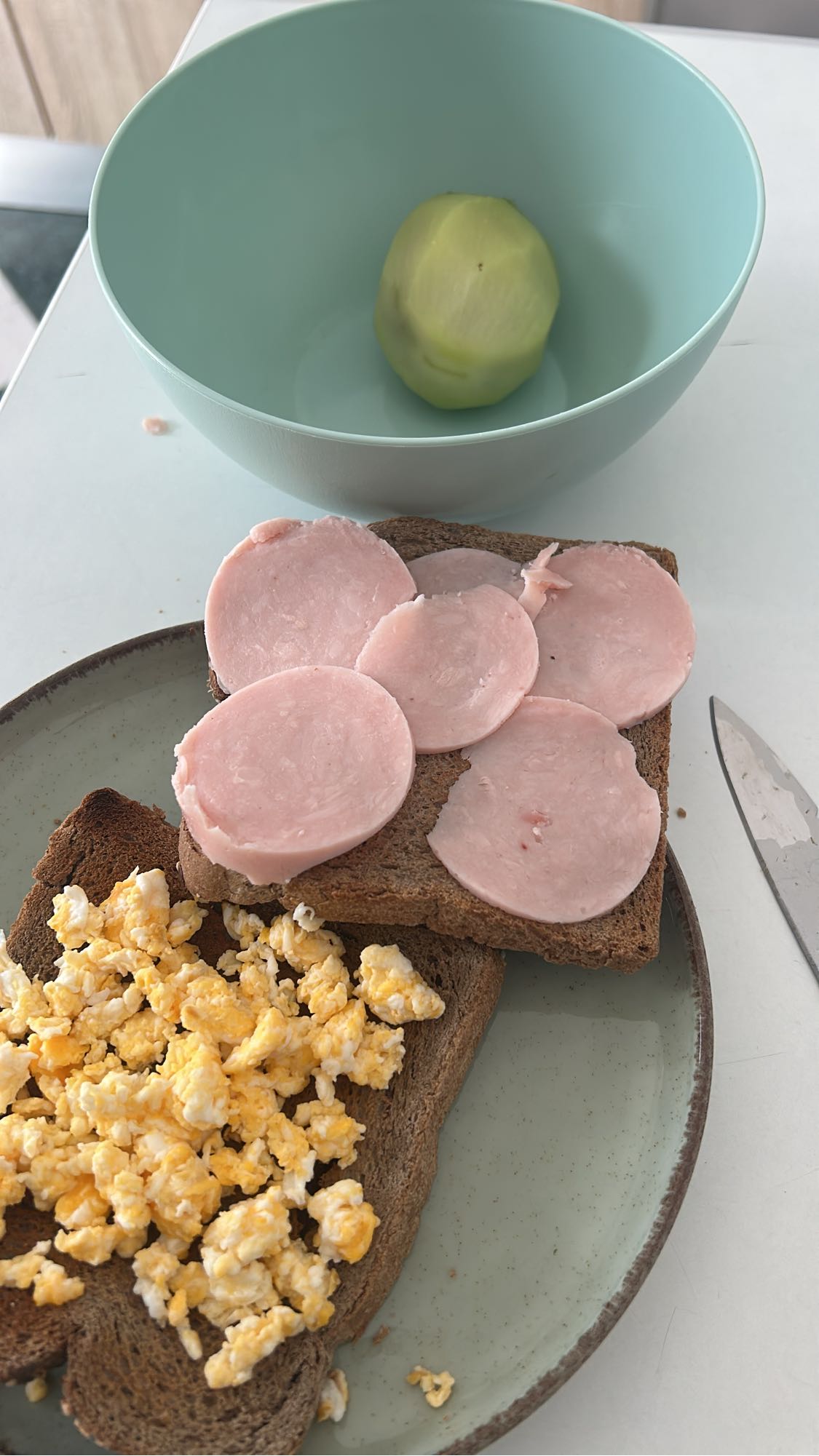Desayuno con pan y huevo