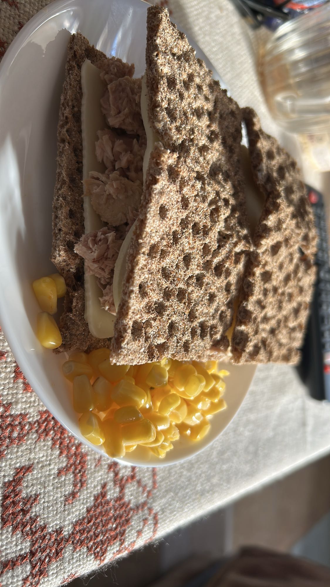 Sandviș crocant cu ton și porumb