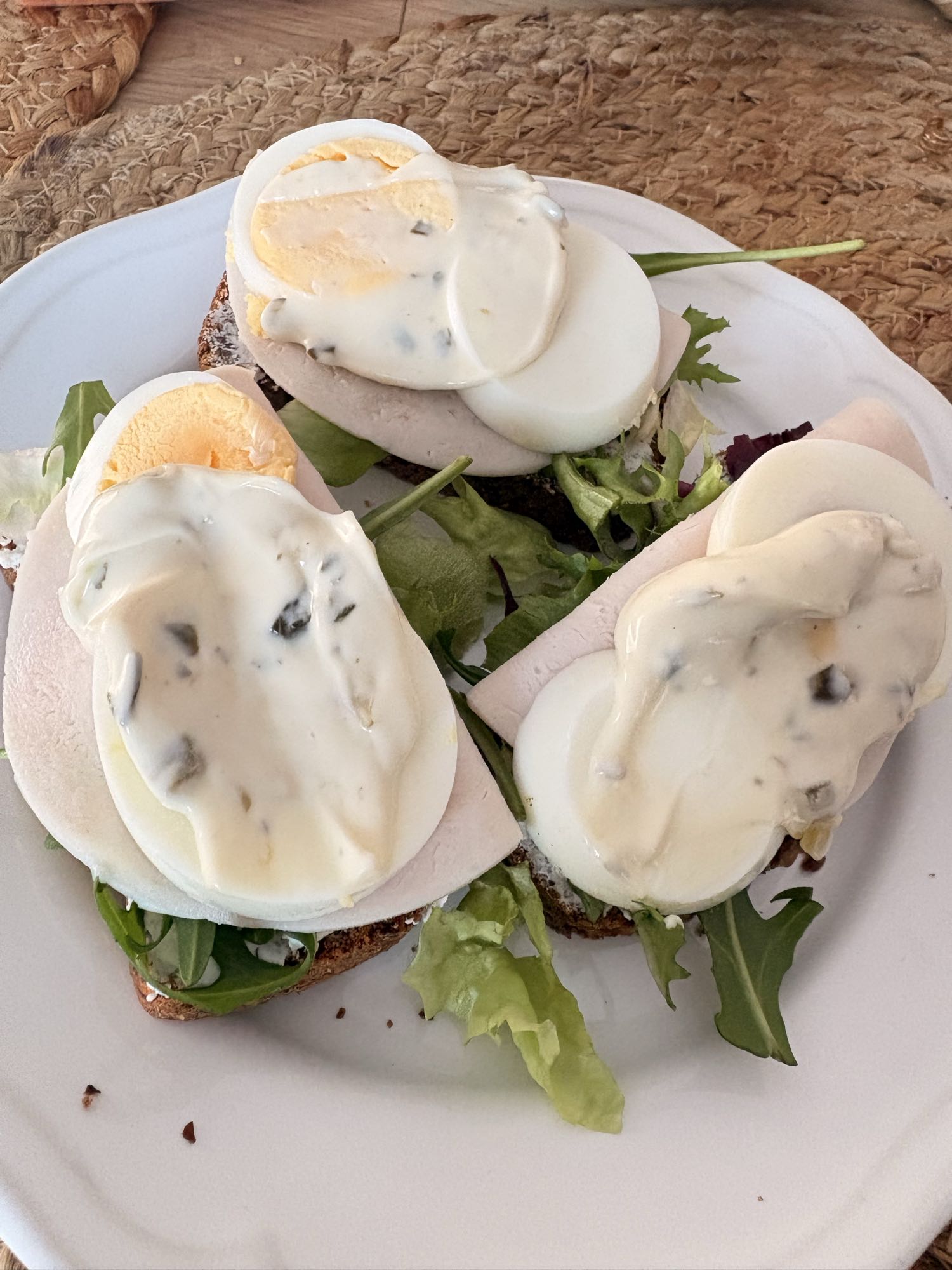 Kanapki z jajkiem i sosem