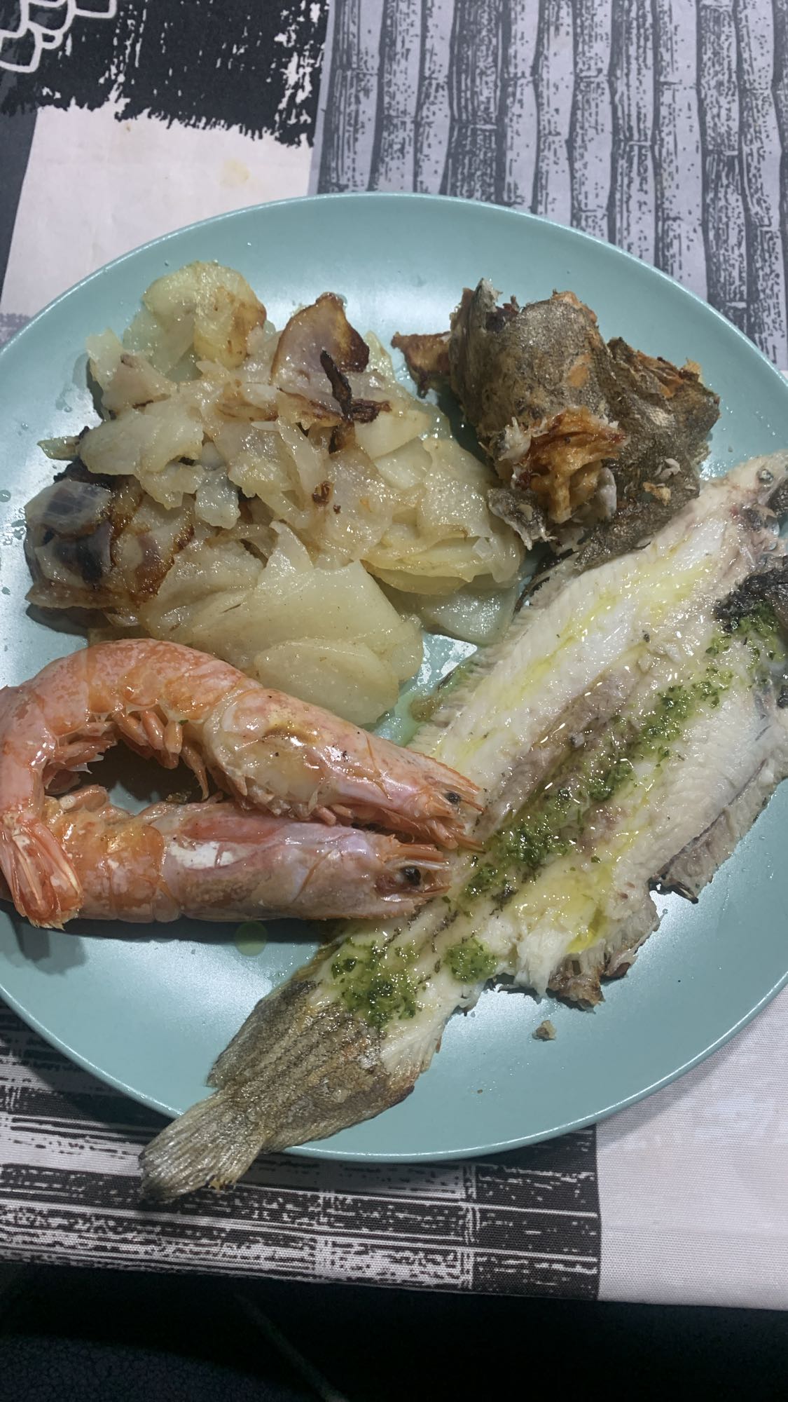Pescado, gambas y patatas