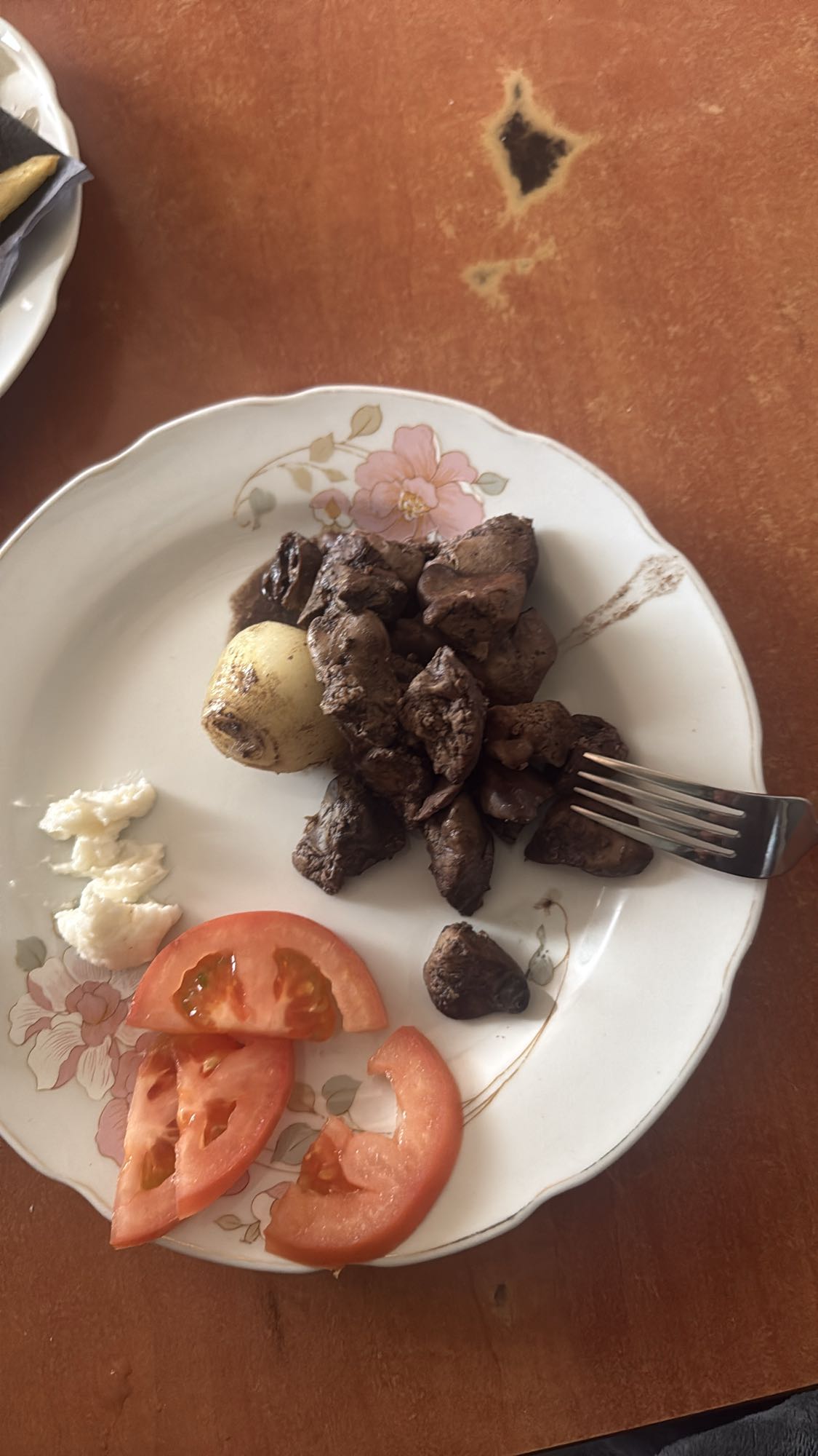 Liver with tomato and garlic