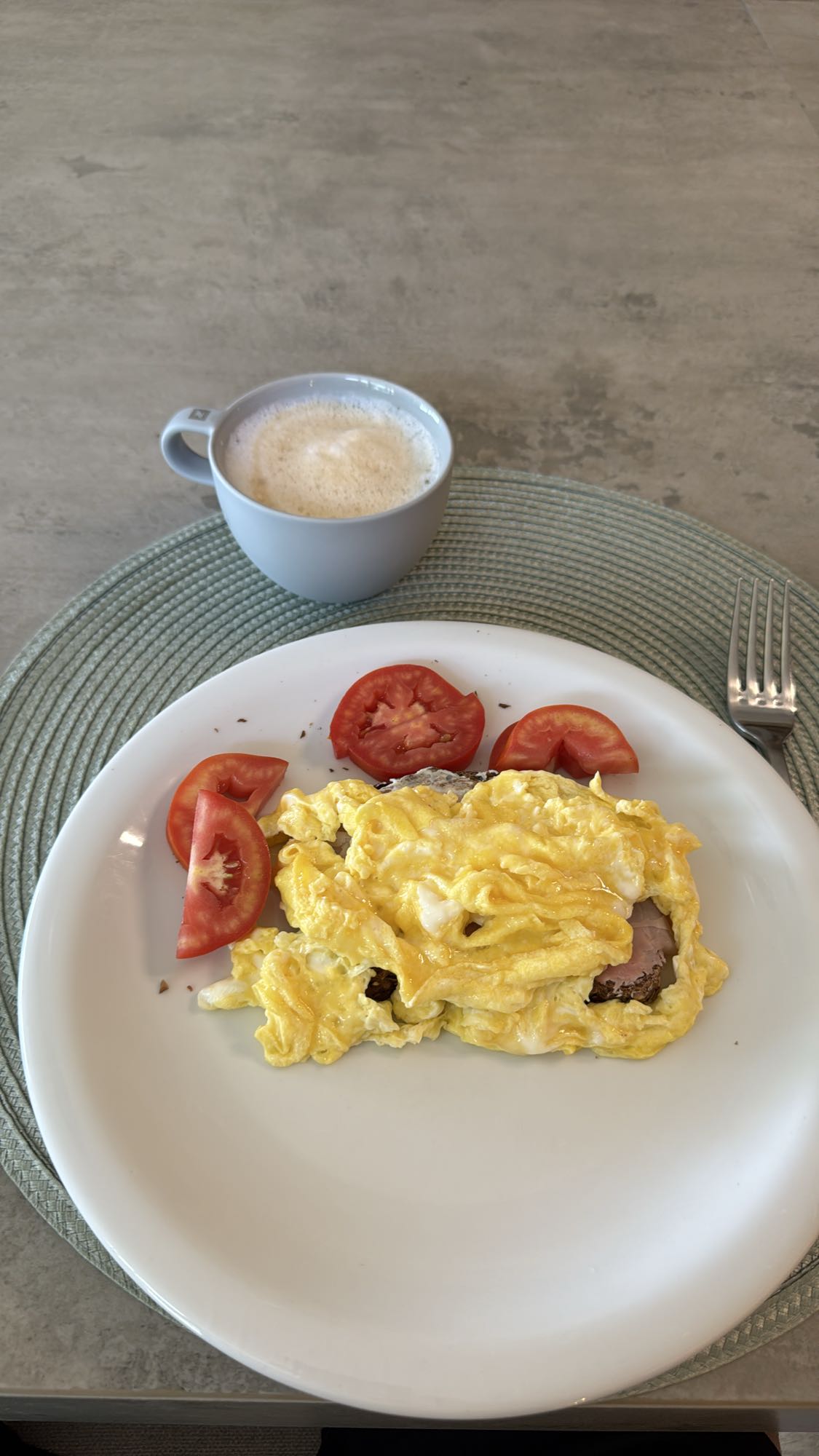 Desayuno con huevos y capuchino de leche descremada