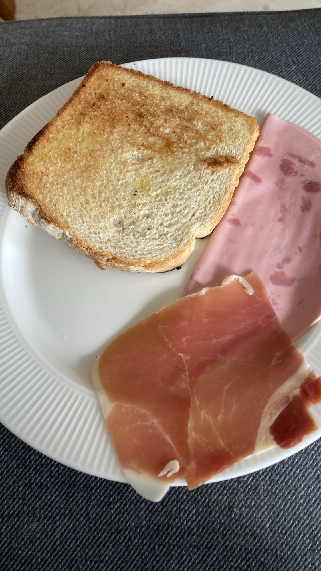 Toast med skinka och prosciutto