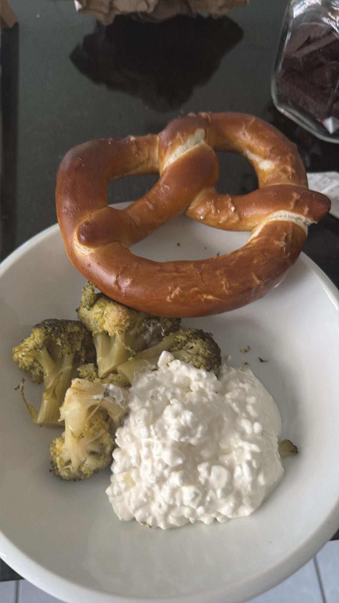 Brezel mit Brokkoli und Hüttenkäse