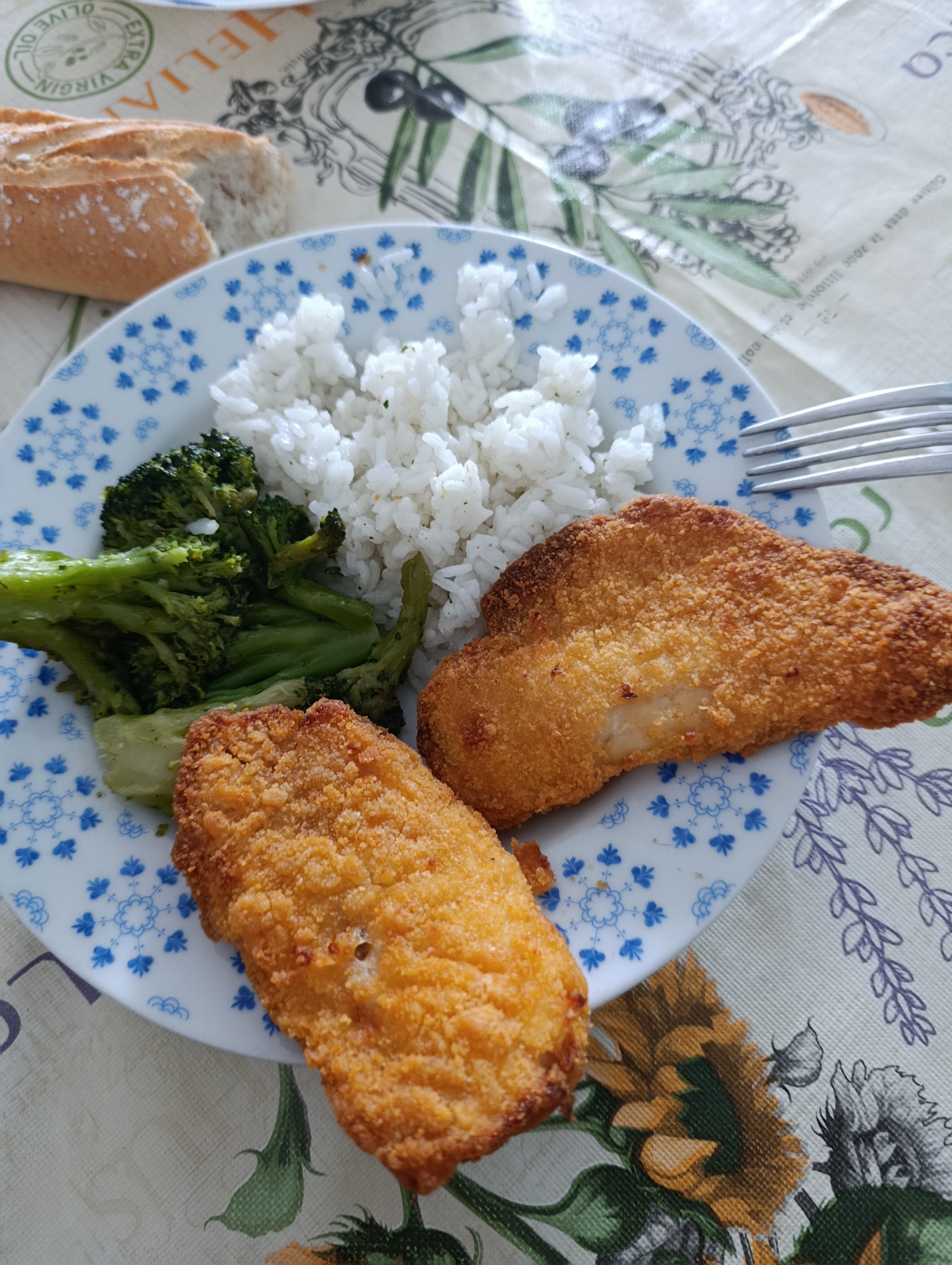 Pescado empanizado con arroz