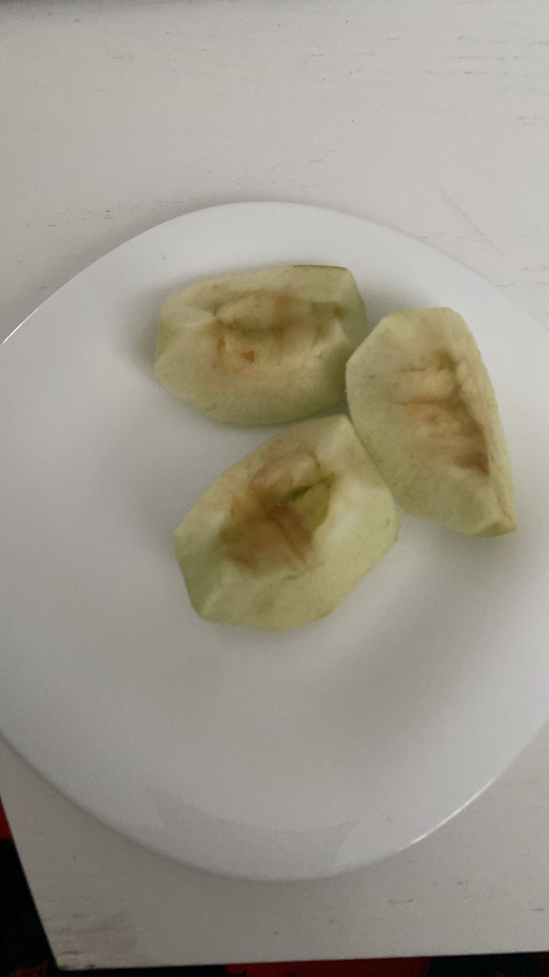 Soyulmuş elma dilimleri