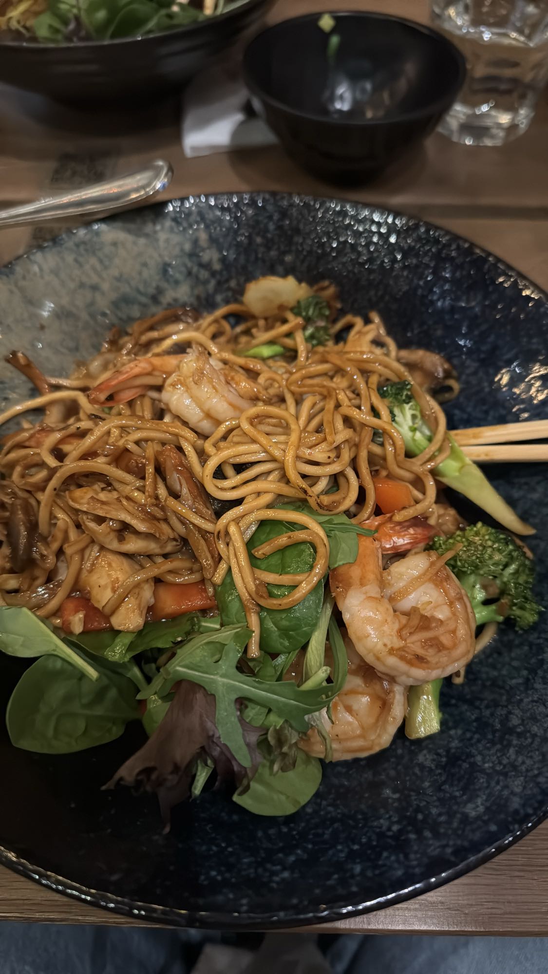 Wokade nudlar med räkor