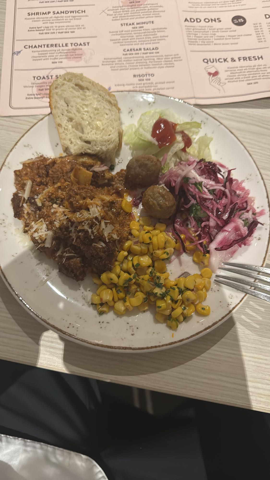 Blandad tallrik med lasagne