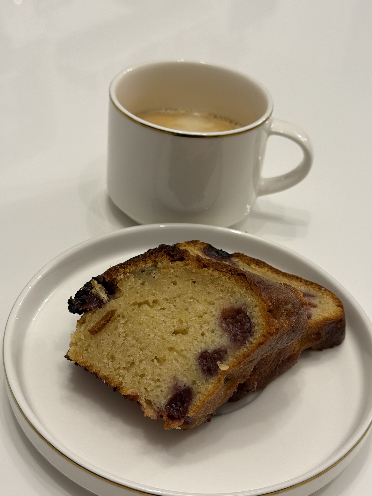 Gâteau aux cerises et café