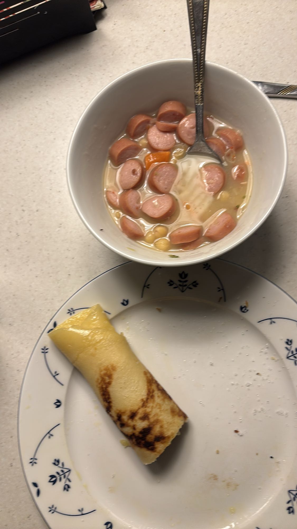 2 pannekaker og ertesuppe med pølse
