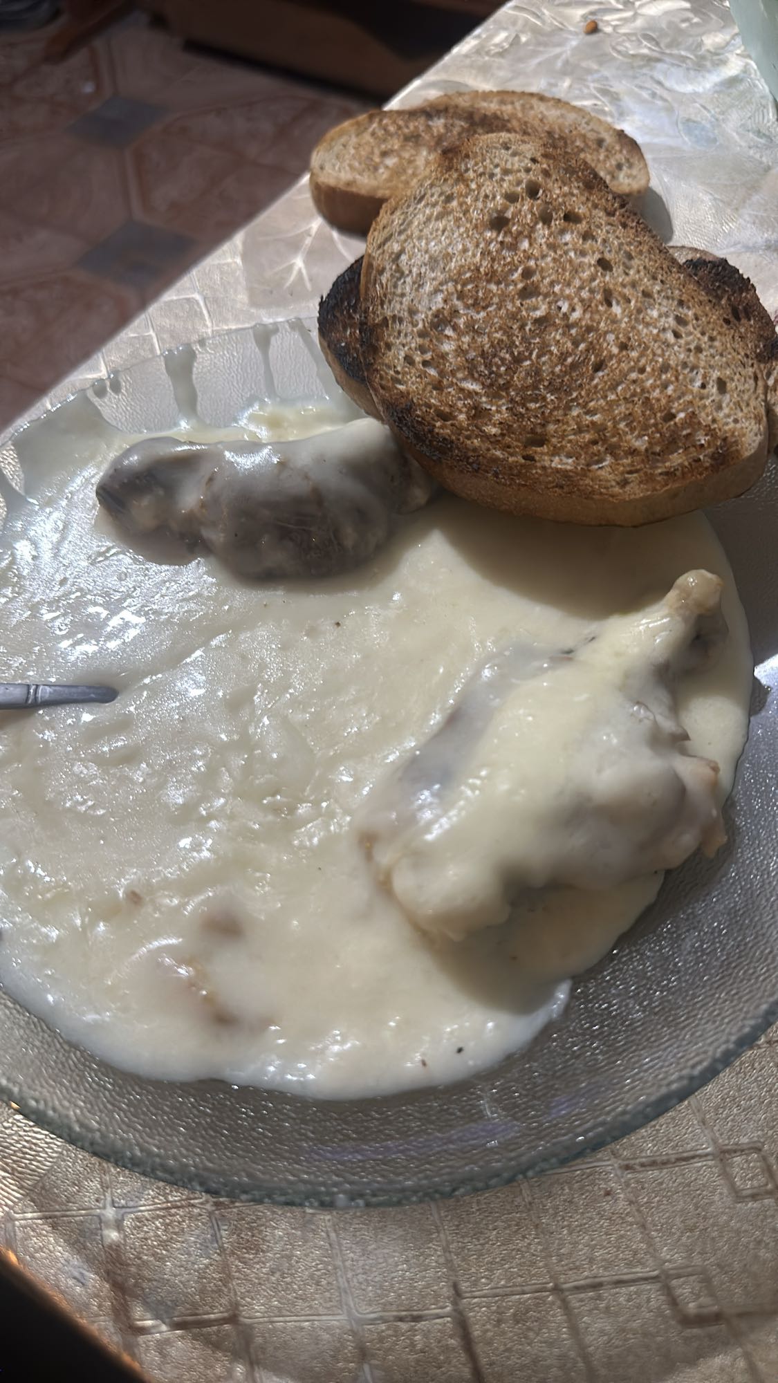 Pui cu sos alb și pâine