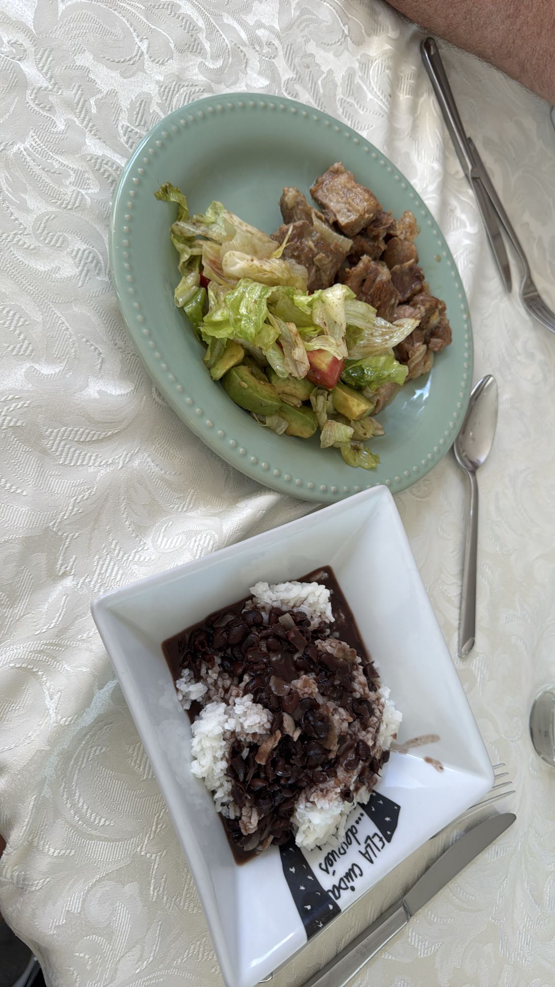 Carne de cerdo con ensalada y frijoles
