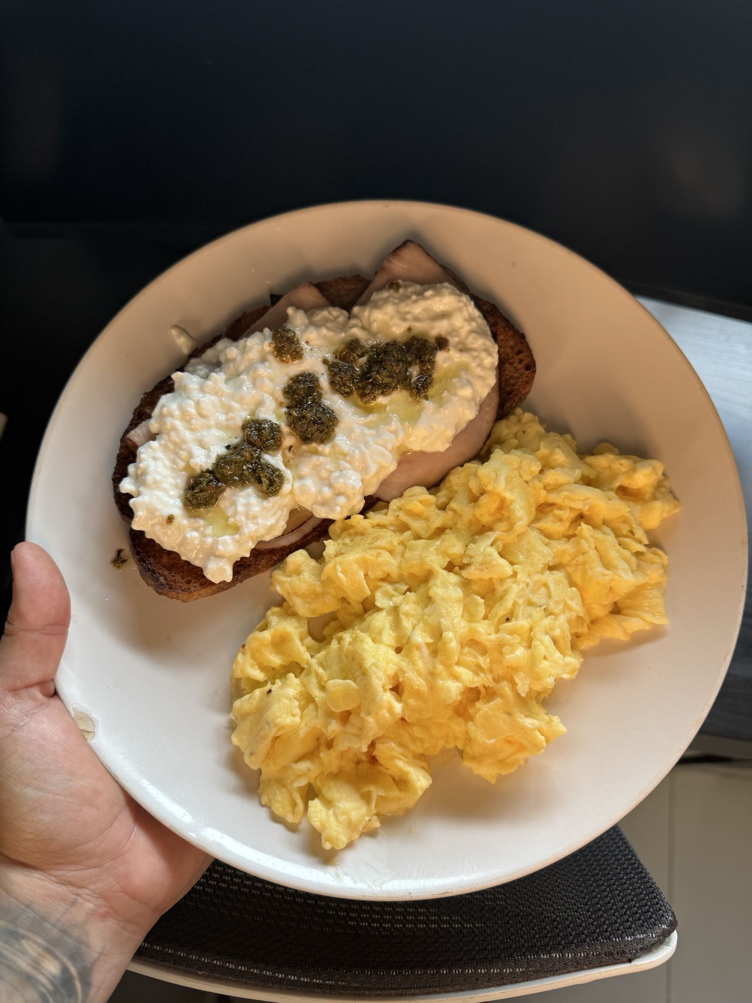 Tostada de masa madre con huevos y chimichurri