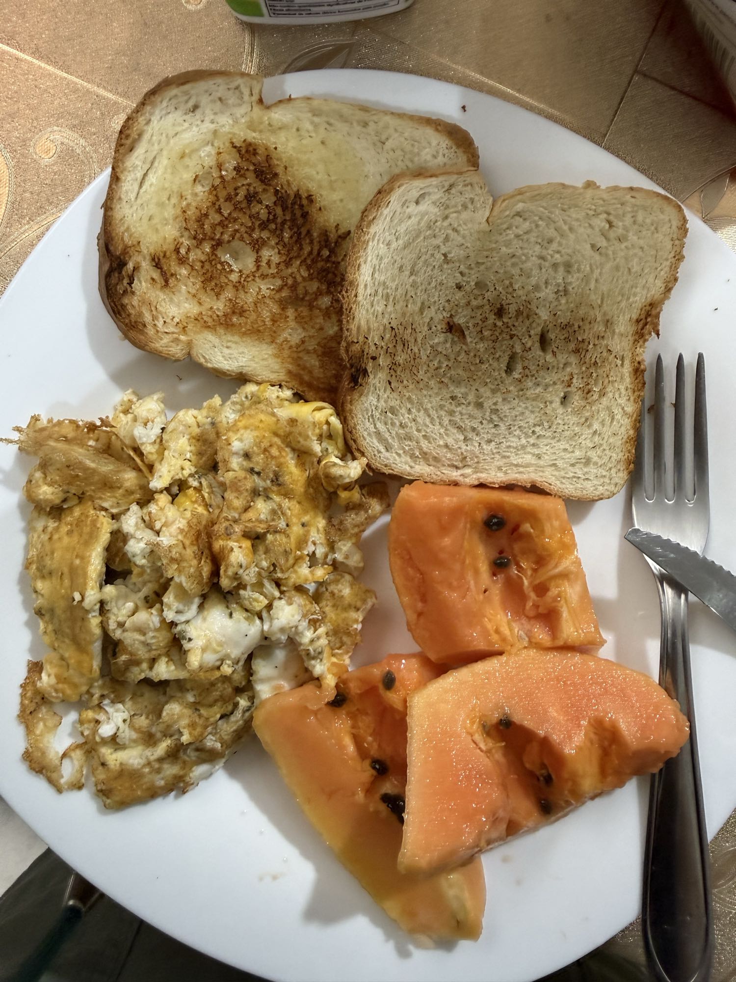 Café com ovos e mamão