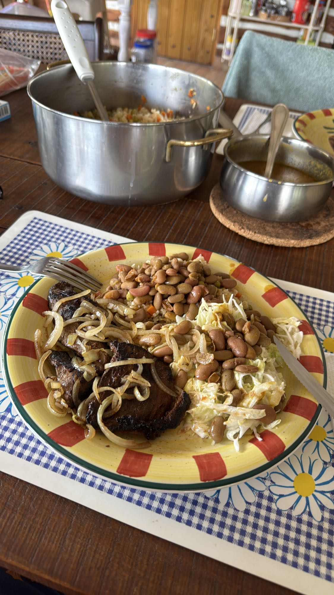 Carne con arroz y frijoles