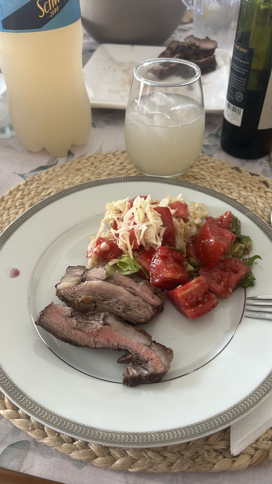 Carne asada con ensalada