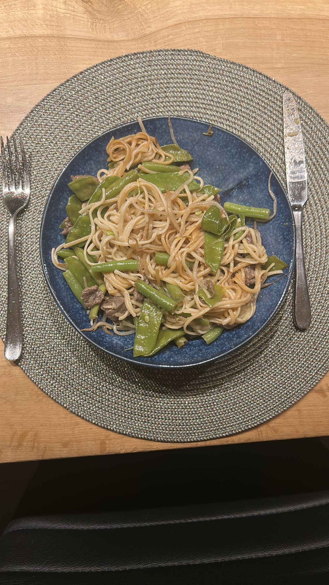 noedels met rundvlees en peultjes