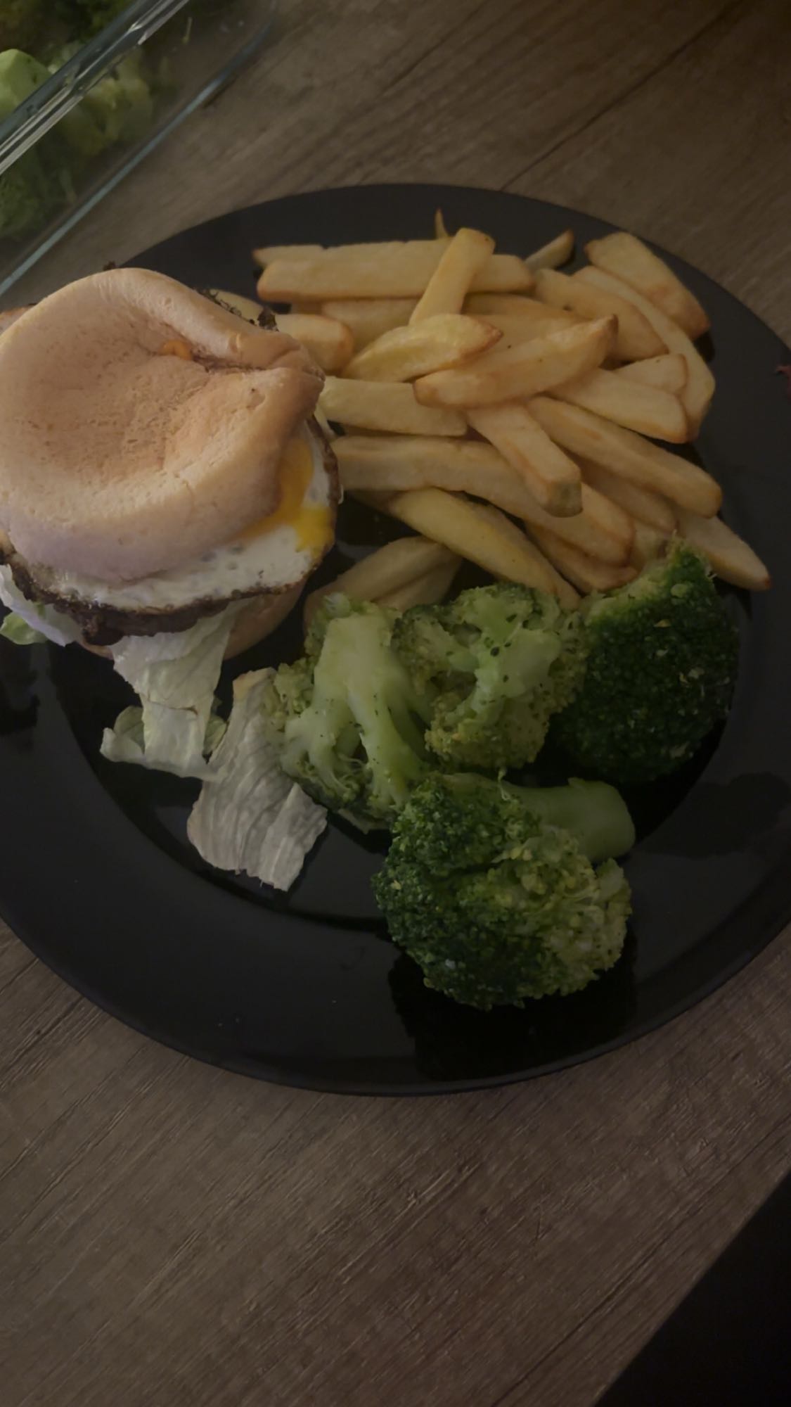 Burger, frites et brocoli