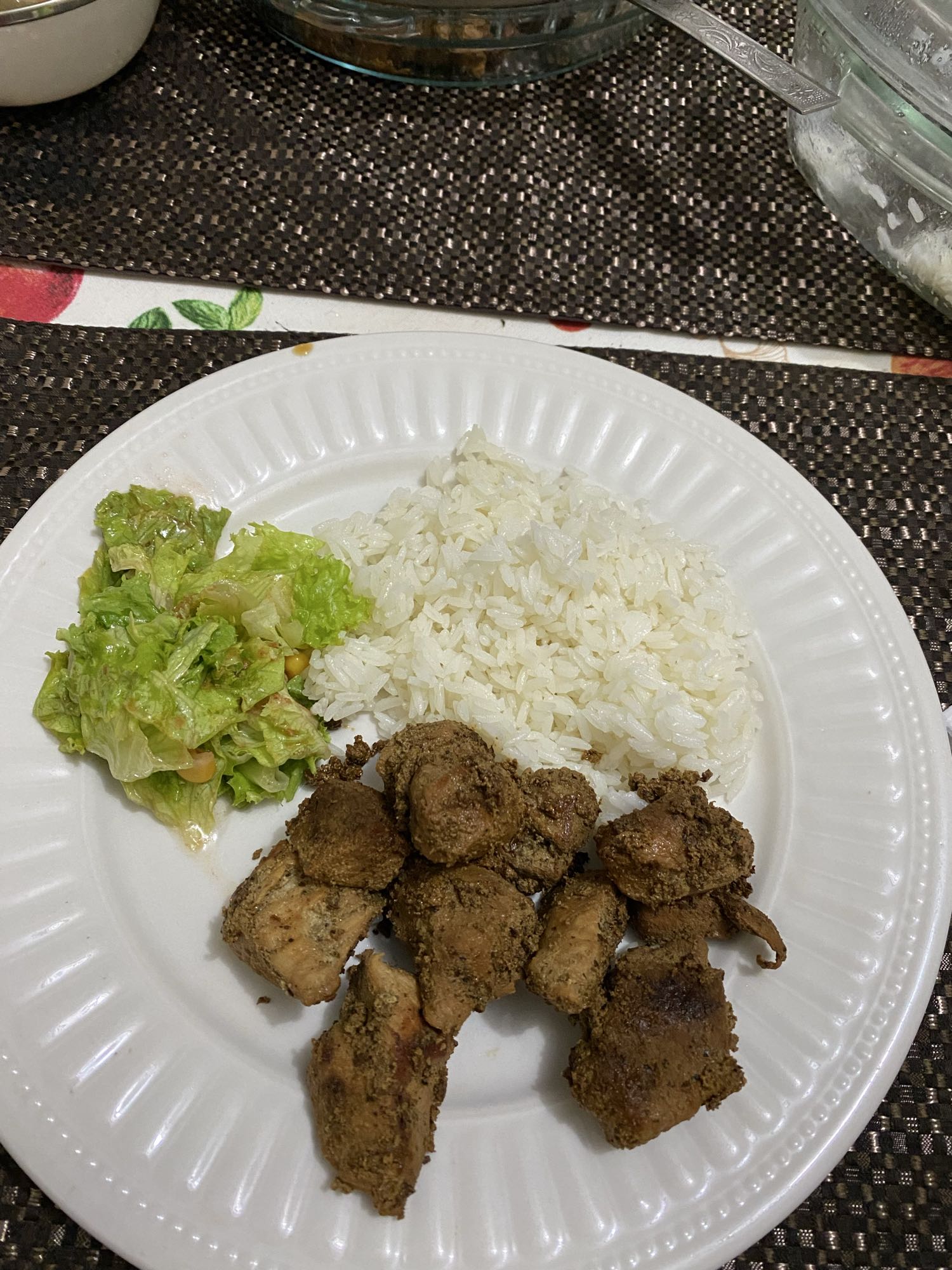 Cerdo con arroz blanco y ensalada