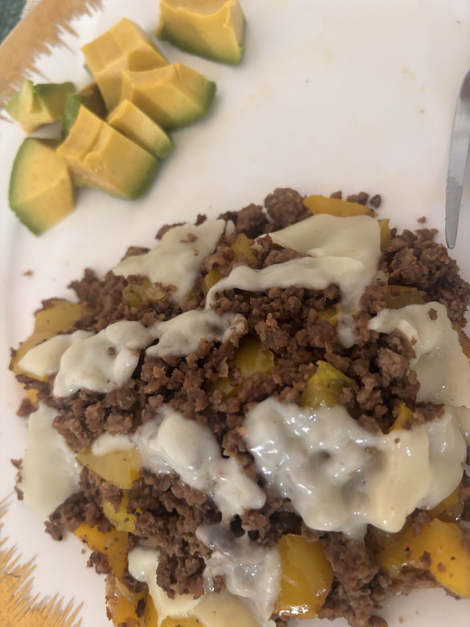 Carne con queso y aguacate
