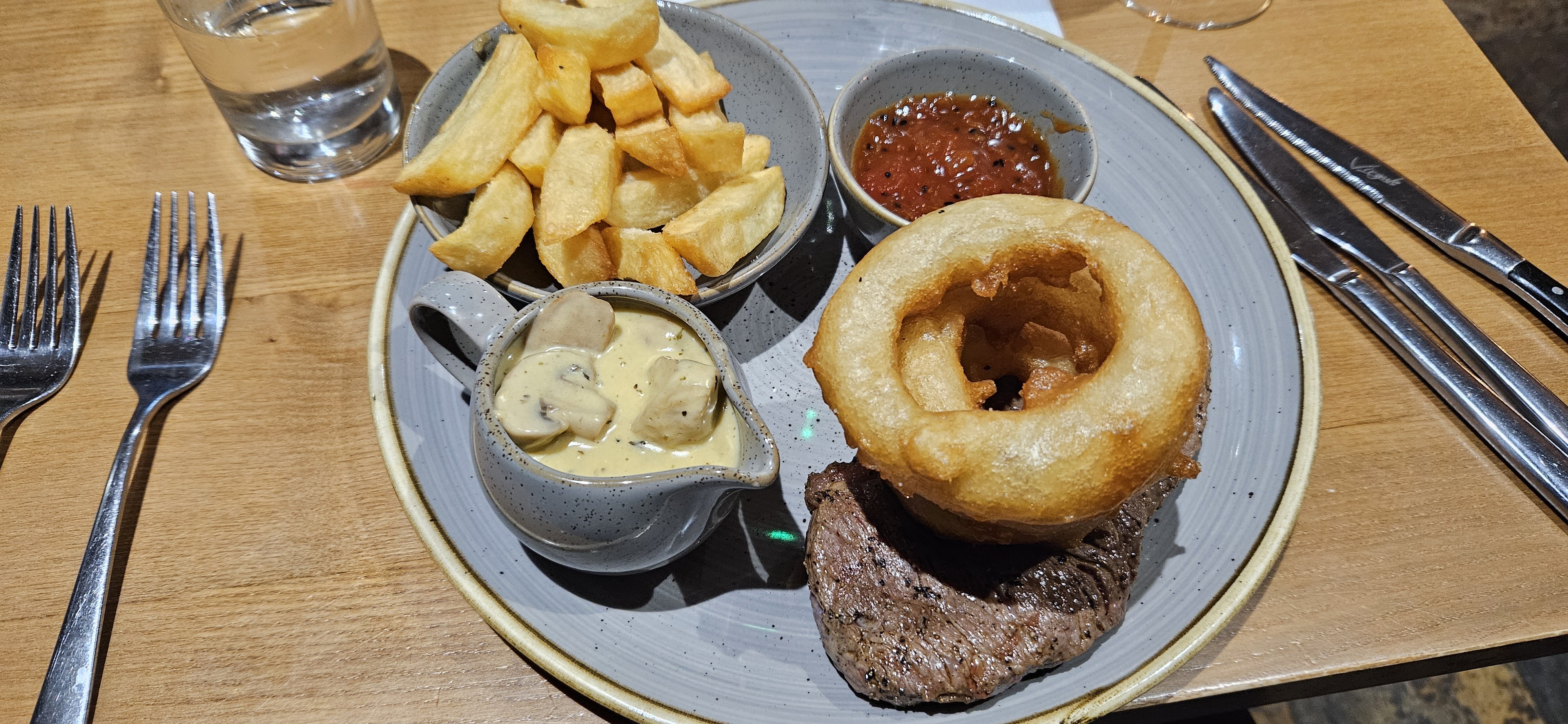 Steak with chips and sauce