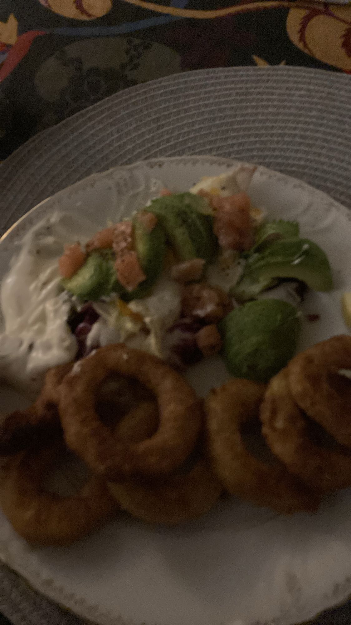 Bläckfiskringar med sallad