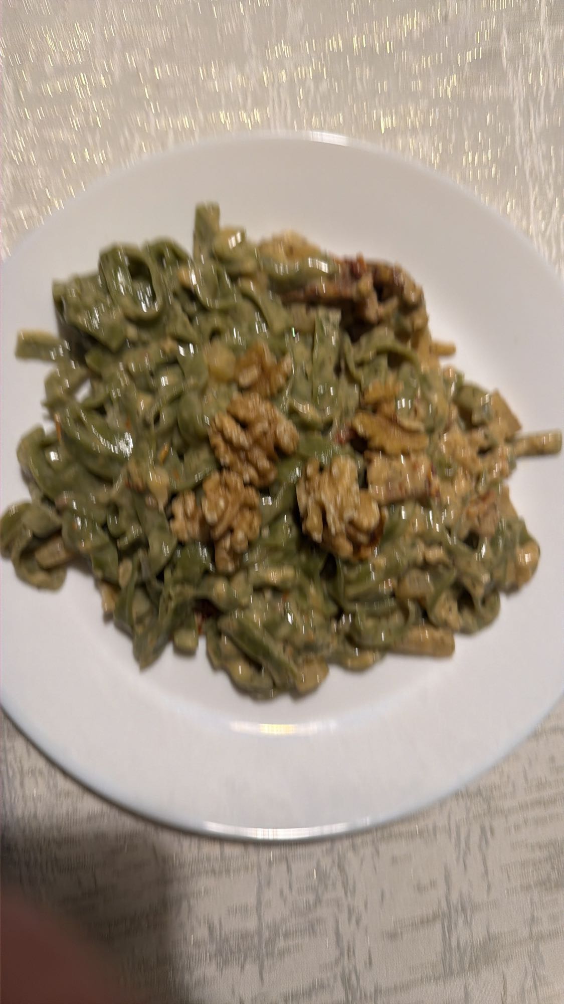 Makaron szpinakowy z orzechami