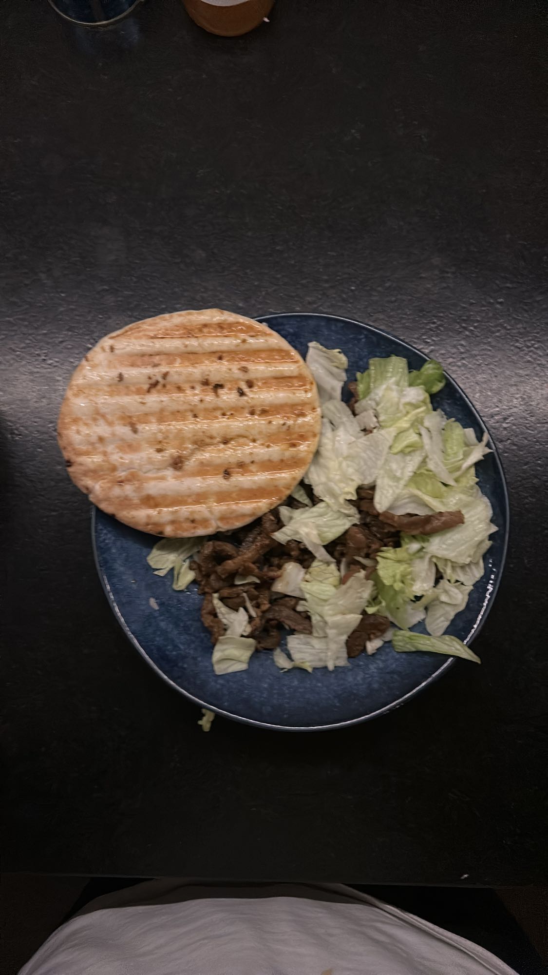 broodje met rundvlees en sla